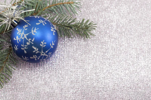 Χριστουγεννιάτικο στολίδι και έλατα δέντρο σε γυαλιστερό φόντο αφρώδη — Φωτογραφία Αρχείου