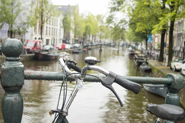 Bicicletta parcheggiata su un ponte ad Amsterdam — Foto Stock