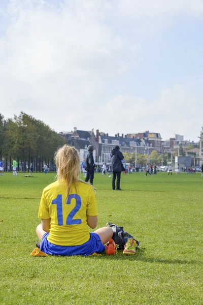 Ragazza in pausa da una partita di calcio — Foto Stock