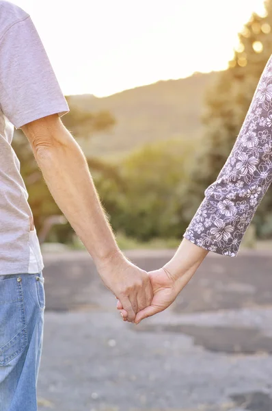 Coppia che si tiene per mano all'aperto — Foto Stock