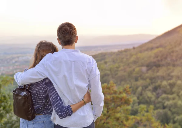 Coppia romantica con lo sguardo al tramonto — Foto Stock