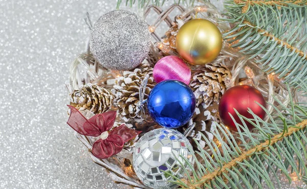 Mazzo di ornamenti natalizi e abete — Foto Stock