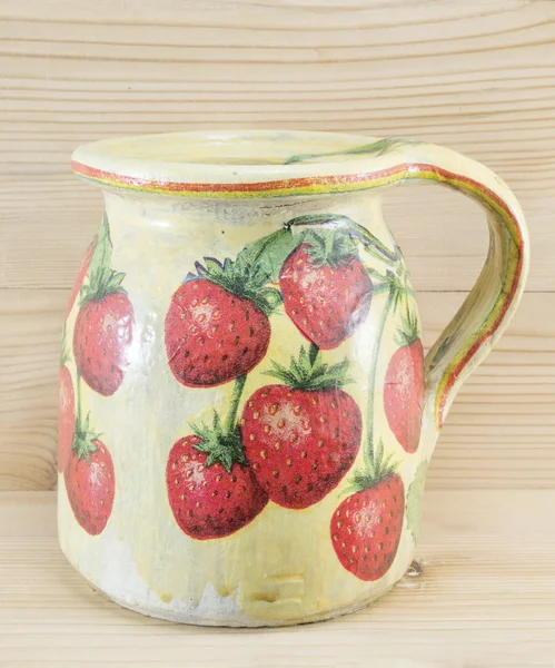 Decoupage inredda strawberry mönster pitcher — Stockfoto