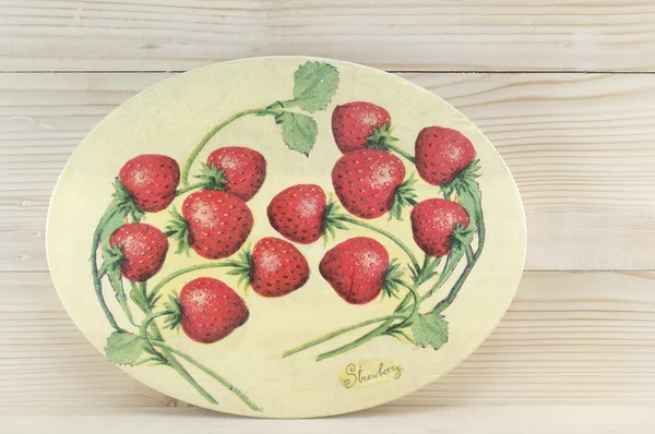 Decoupage decorated strawberry pattern plate — Stock Photo, Image