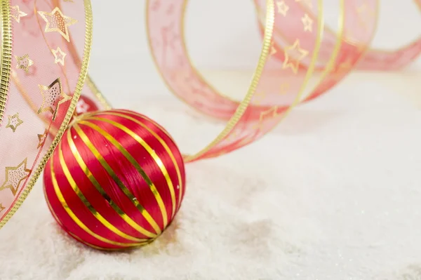 Ornamento di Natale e nastro decorativo su — Foto Stock