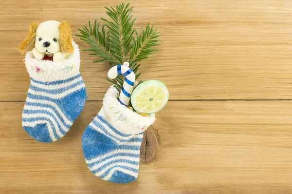 Cadeaux de Noël en chaussettes et sapin — Photo