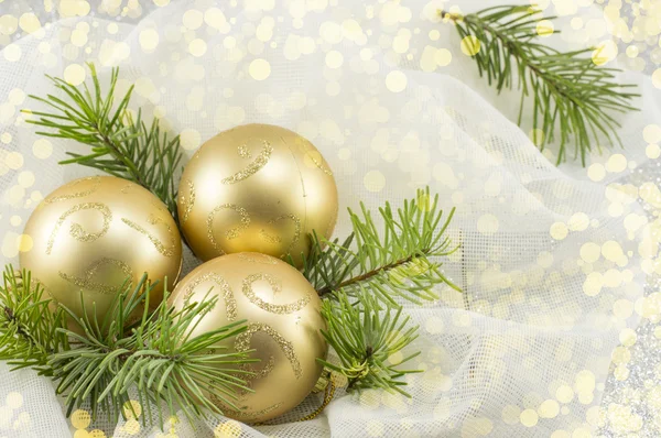 Gouden gekleurde Kerst ornamenten op de boom van een fir — Stockfoto
