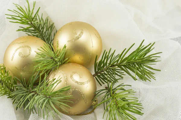 Ornamenti di Natale colorati d'oro su un abete — Foto Stock