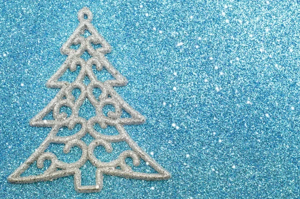 Árbol de Navidad de plata decoración sobre fondo azul —  Fotos de Stock