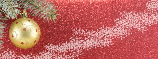 Різдвяний орнамент і ялинка червоного кольору банер — стокове фото