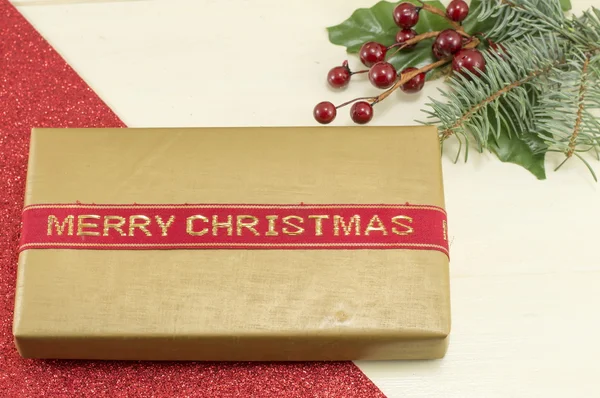 Merry Christmas card med julklapp och en mistel — Stockfoto