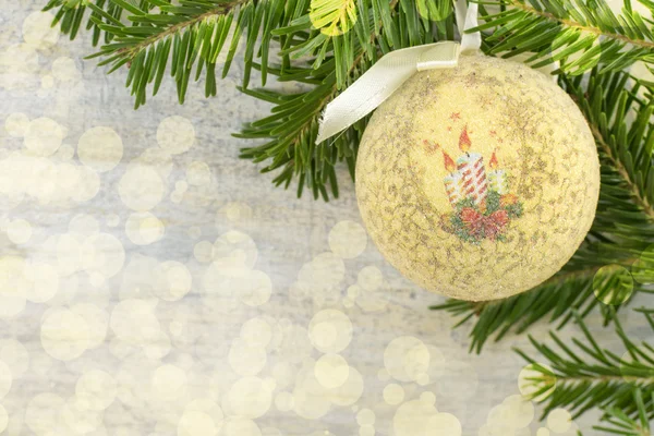 Decoupage ornamento de Natal e abeto em fundo brilhante — Fotografia de Stock