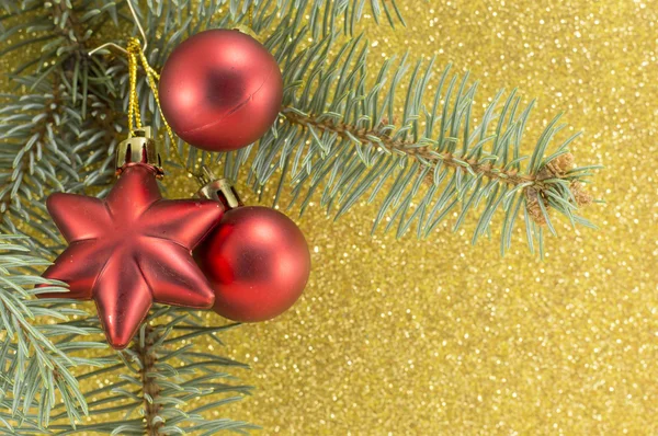 Enfeites de Natal vermelho e ramo de abeto — Fotografia de Stock