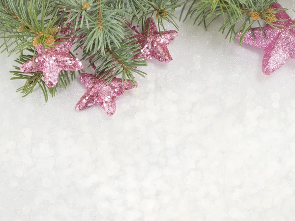 Блестящий рождественский фон с орнаментами и елкой — стоковое фото