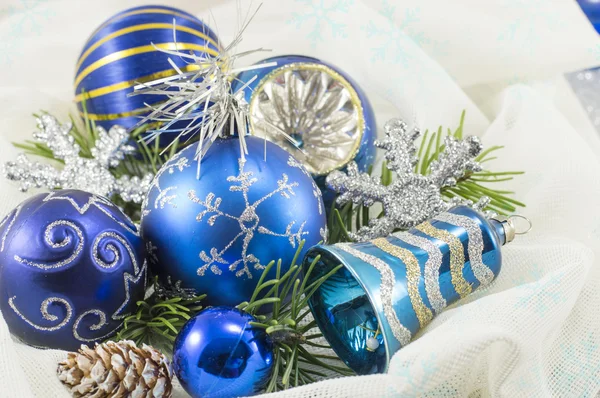 Μπλε χριστουγεννιάτικα στολίδια με το δέντρο έλατου — Φωτογραφία Αρχείου