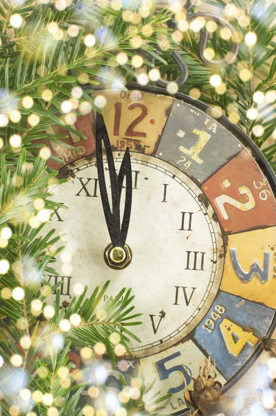 빈티지 시계 및 휴일 조명 — 스톡 사진