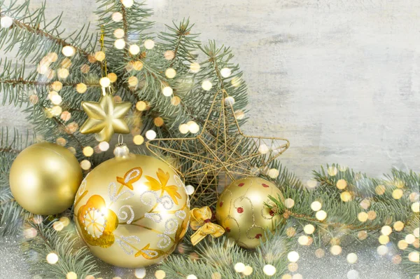 Gouden gekleurde Kerst ornamenten op de boom van een fir — Stockfoto