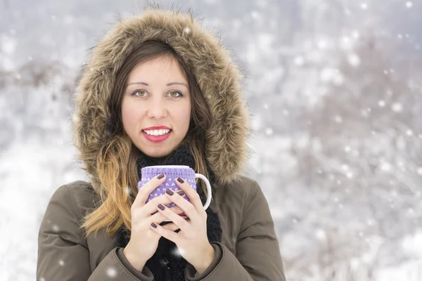 Menina bonita com xícara de chá no dia nevado — Fotografia de Stock