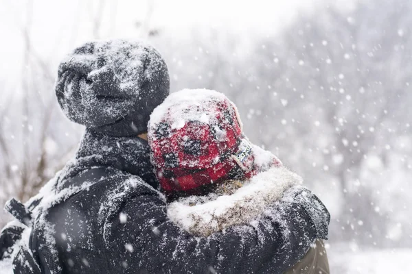 Pareja enamorada al aire libre abrazándose en un día de invierno —  Fotos de Stock