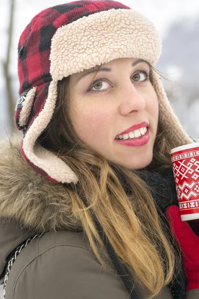 喝杯茶在下雪天的漂亮女孩 — 图库照片