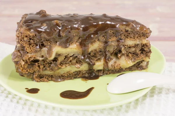 Leckerer Schokoladenkuchen mit Walnüssen — Stockfoto