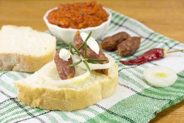 Bocadillo gourmet con salchichas pequeñas especiales — Foto de Stock