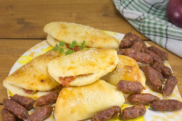 Bollos de pizza con salchichas pequeñas y pepperoni —  Fotos de Stock