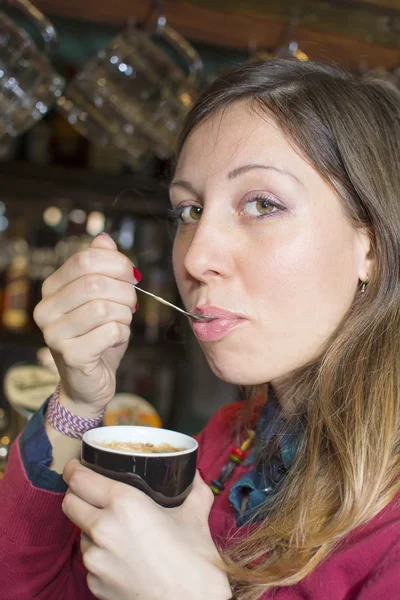 Joven morena bebiendo café en una cafetería —  Fotos de Stock