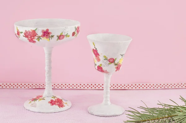 Decoupage bicchieri di vino decorati contro sfondo rosa — Foto Stock