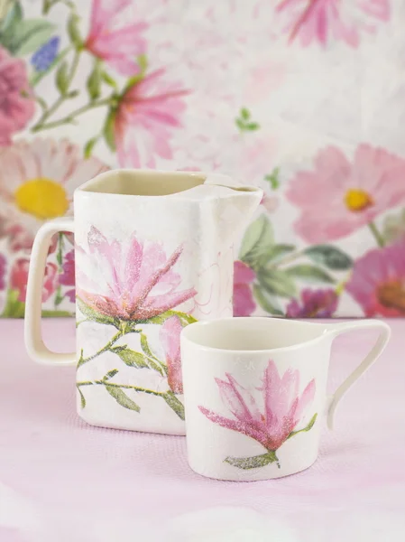 Декупаж украшенный чайник и чашка чая — стоковое фото