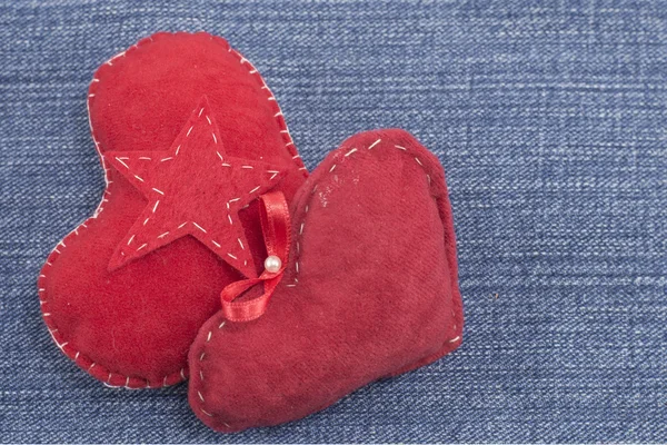 Dos corazones rojos sobre fondo denim —  Fotos de Stock