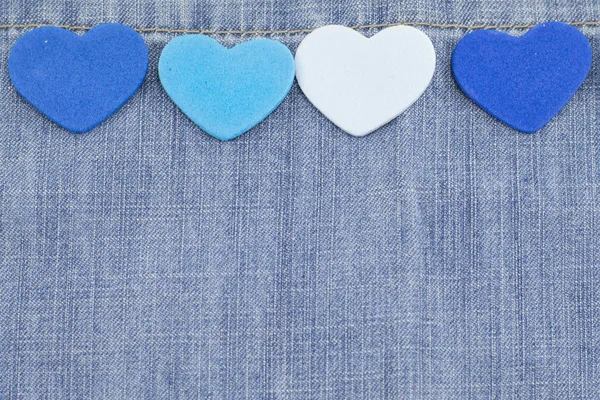 Corazones azules sobre fondo denim —  Fotos de Stock