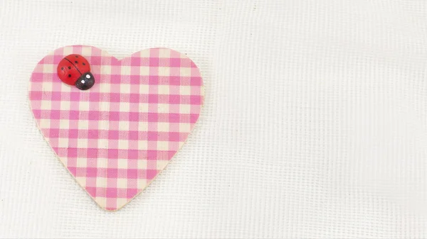 Corazón a cuadros rosa sobre fondo blanco — Foto de Stock