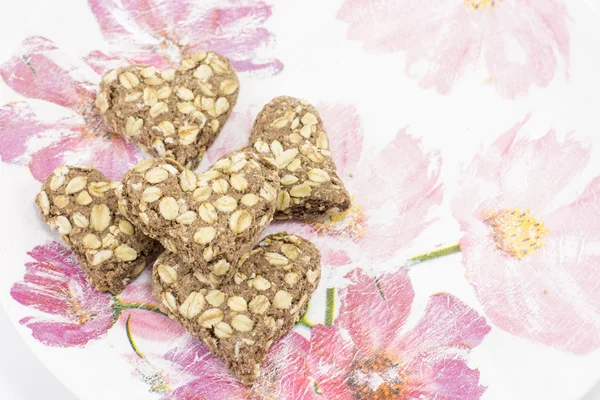 不可欠な小麦粉から作られたハート形クッキー — ストック写真