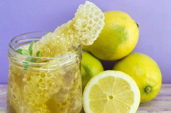Voštinový naběračky a citronem zblízka — Stock fotografie