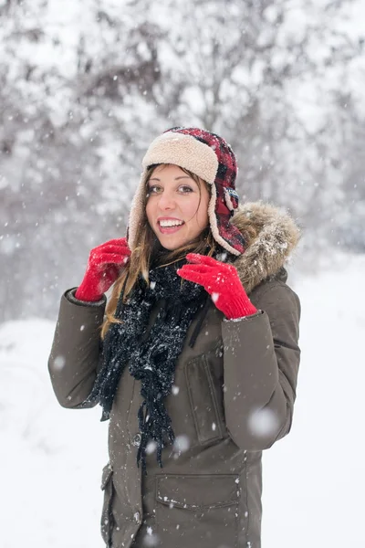 微笑在雪地里伐木工人戴帽子的女孩 — 图库照片