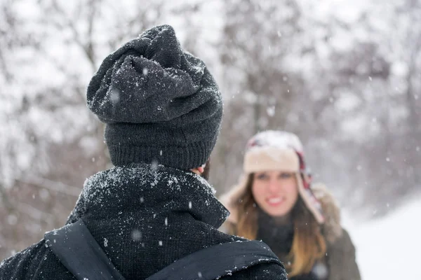 Menino e menina olhando um para o outro na neve — Fotografia de Stock