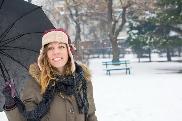 Menina andando com um guarda-chuva no inverno — Fotografia de Stock