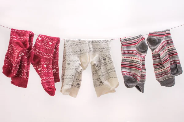 Різні кольорові шкарпетки на дроті — стокове фото