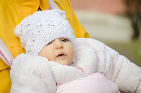 Primo piano di un bambino con un cappello all'aperto — Foto Stock