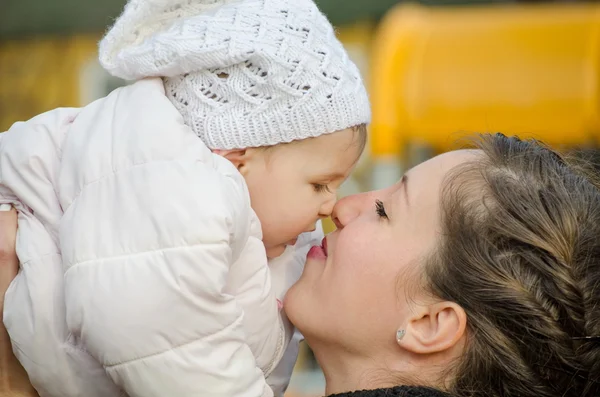 Close up de um bebê com um chapéu ao ar livre — Fotografia de Stock