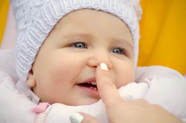 Toccare il naso del bambino — Foto Stock