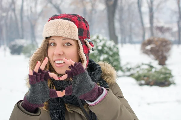 Menina fazendo forma de coração no inverno — Fotografia de Stock