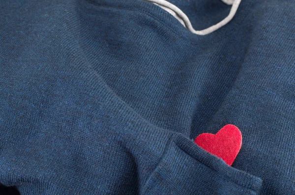 Pull bleu avec un coeur — Photo