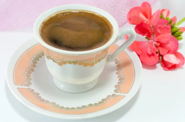 Старовинна чашка кави та квітів — стокове фото