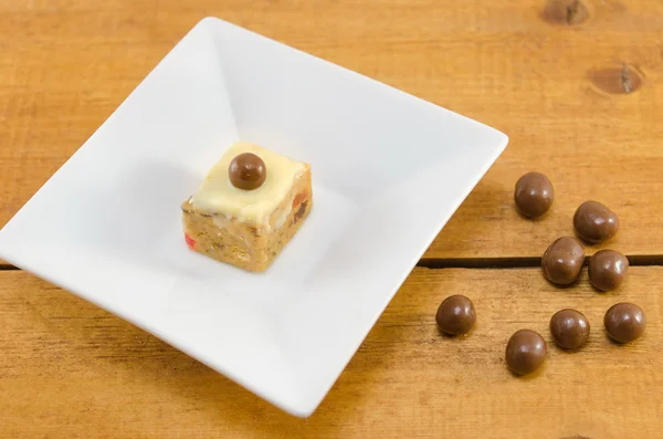 Postre con bola de chocolate encima —  Fotos de Stock