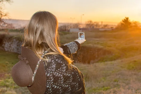 Menina com uma bússola ao ar livre — Fotografia de Stock