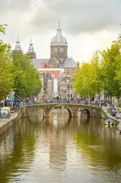 在阿姆斯特丹运河和圣尼古拉教堂 — 图库照片