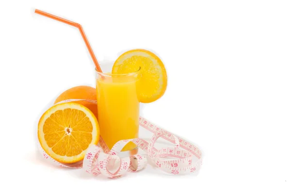 Διχοτομημένα πορτοκάλια και χυμό πορτοκαλιού — Φωτογραφία Αρχείου
