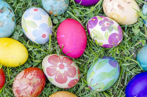 Ručně malované decoupage velikonoční vejce v trávě — Stock fotografie